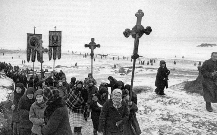 Крестный ход верующих села Лоцкаменка (Украина) во время Великой Отечественной войны.